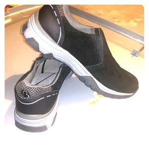 Never worn women’s shoes very comfortable size 6.5